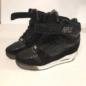 Nike Women's Air Revolution Sky High FW QS